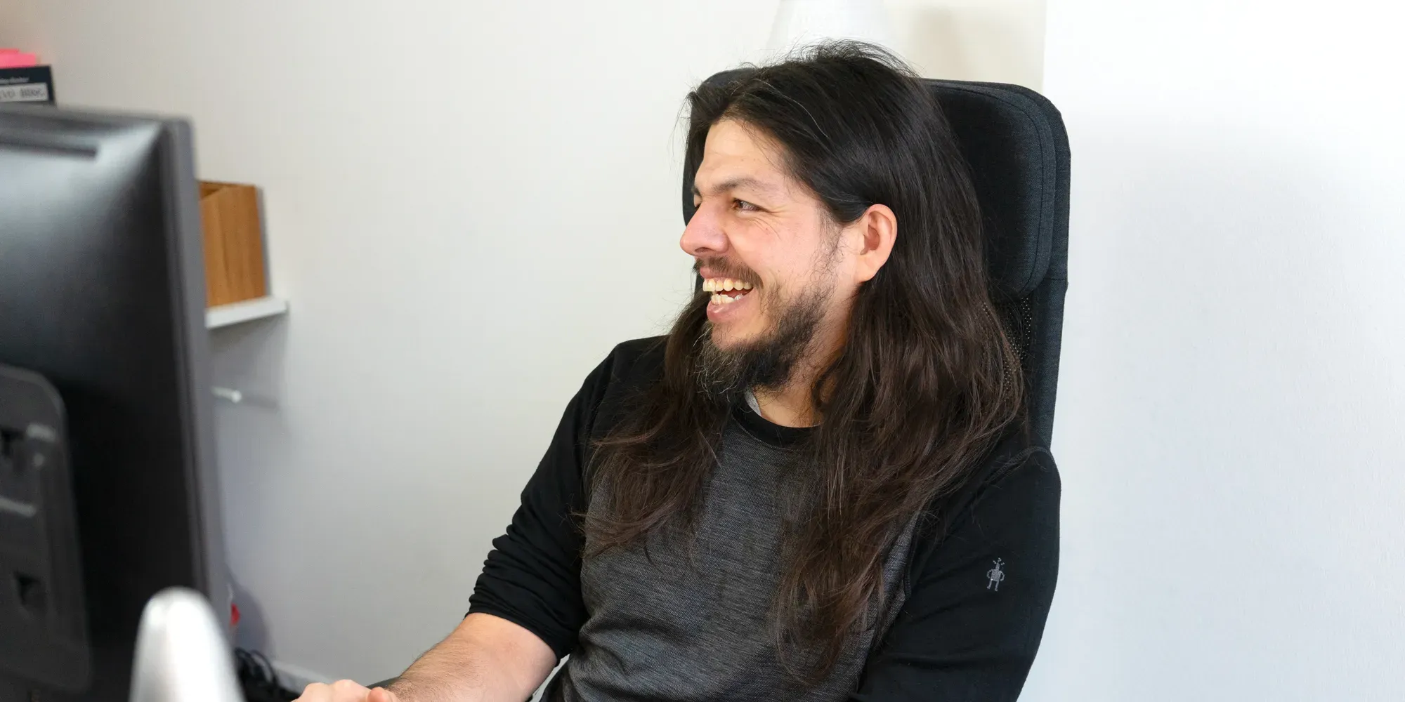 Alejandro arbeitet konzentriert am Laptop – Einblick in den Arbeitsalltag eines Product Owners bei heyData.