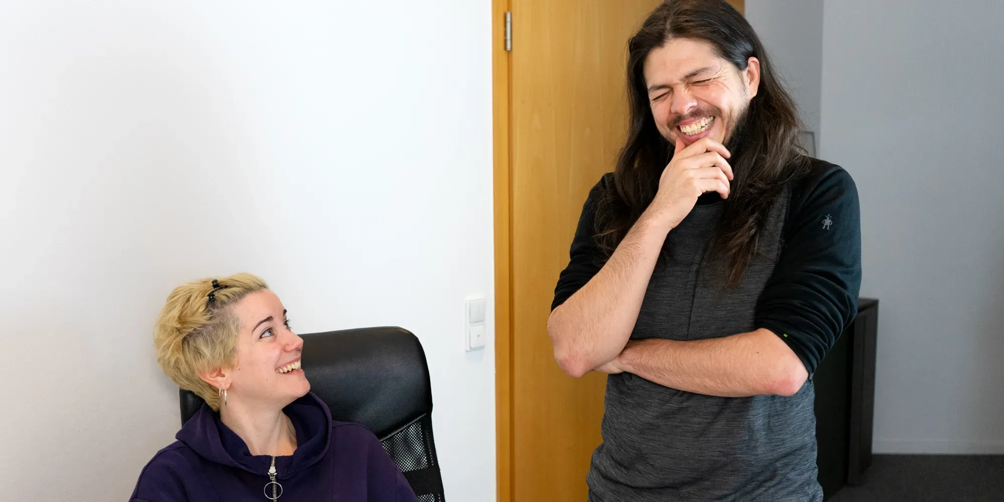 Alejandro bei einem Teammeeting – lockere Gesprächsatmosphäre im hybriden Arbeitsumfeld.